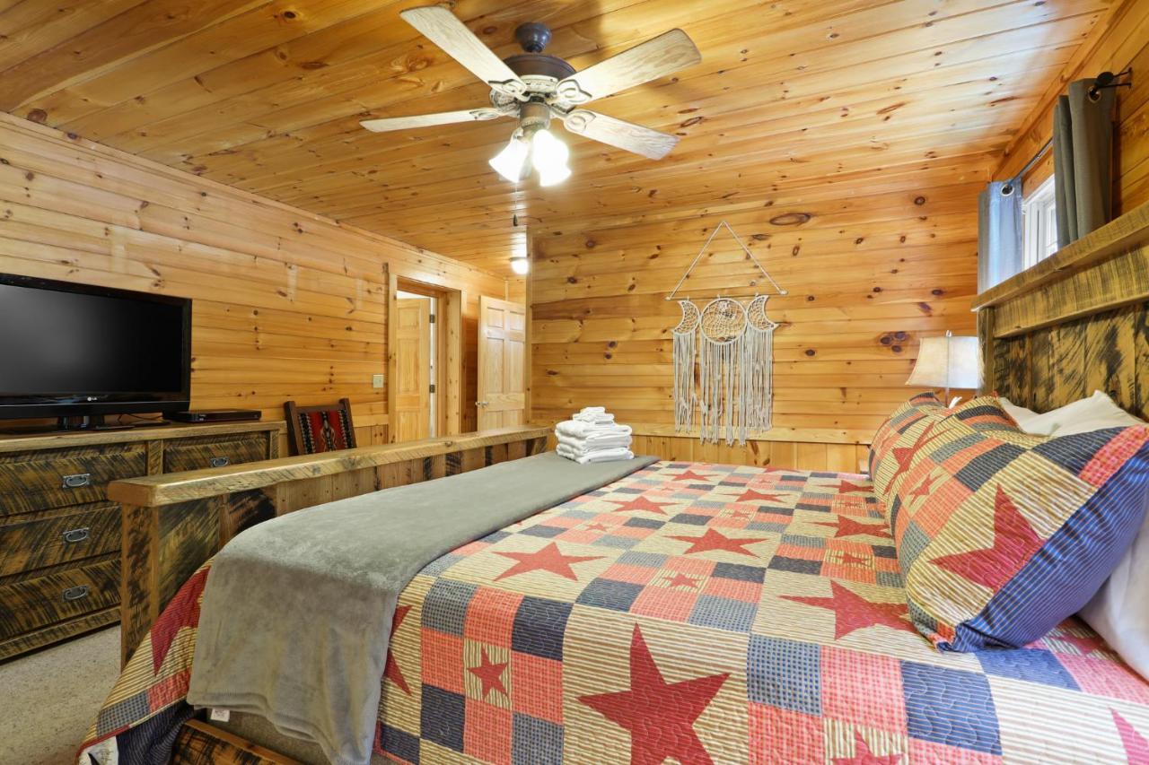 2 Separate Cabins Along A Peaceful Creek With Resort Amenities เอลลิเจย์ ภายนอก รูปภาพ