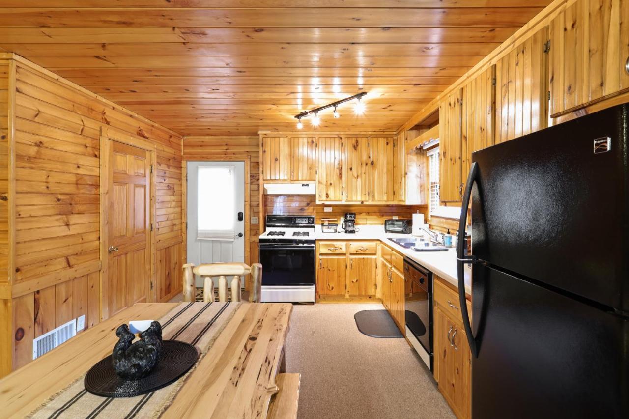 2 Separate Cabins Along A Peaceful Creek With Resort Amenities เอลลิเจย์ ภายนอก รูปภาพ
